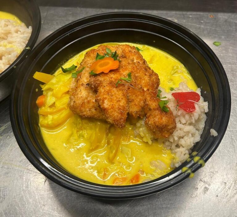 Hühnerbrust mit Karotten und Paprika in Curry-Sahne Reis