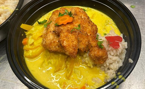 Hühnerbrust mit Karotten und Paprika in-Curry-Sahne Reis