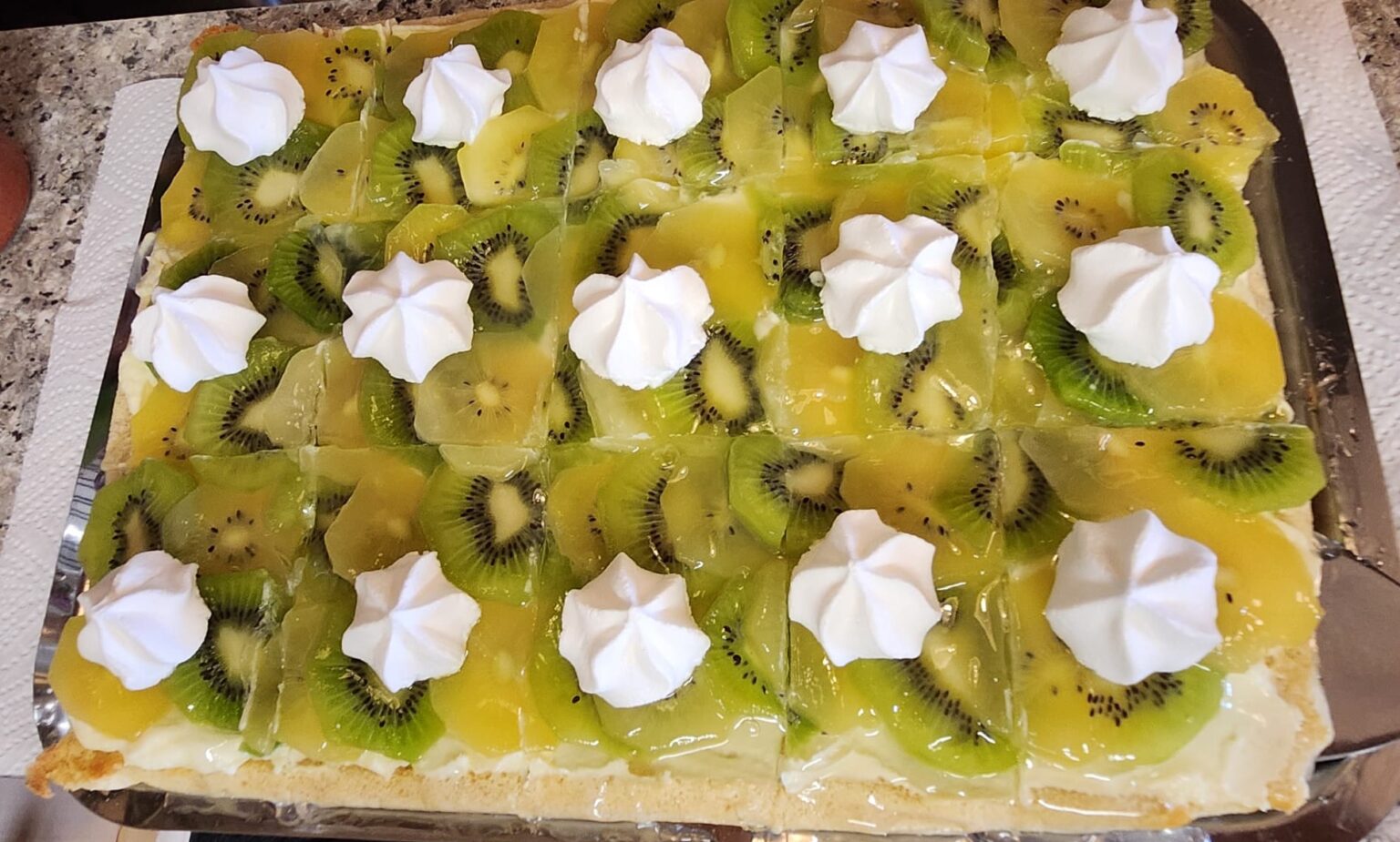 Kiwi-Zitronenschaum mit Baiser